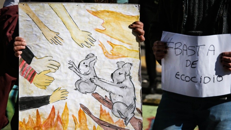 Mientras se hacía la protesta, desde las islas se veían nuevas columnas de humo.