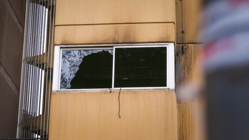Así quedó una de las ventanas del edificio tras el incendio.
