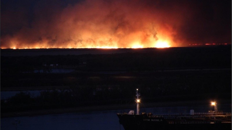 Las lenguas de fuego en las islas, frente a Rosario. 