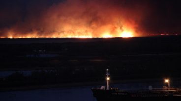 Las lenguas de fuego en las islas, frente a Rosario.