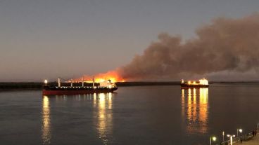 Las lenguas de fuego en las islas, frente a Rosario.