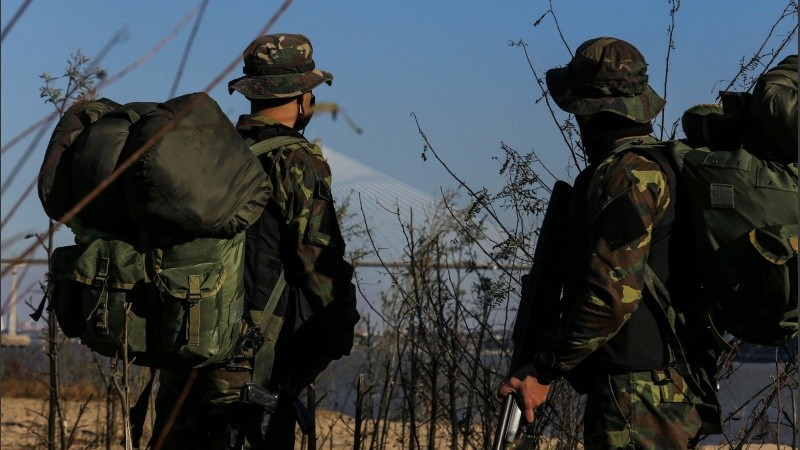 Los efectivos del grupo albatros patrullando frente a Granadero Baigorria. 