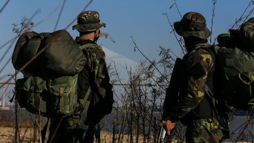 Los efectivos del grupo albatros patrullando frente a Granadero Baigorria.