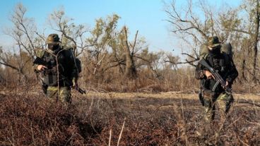 Los efectivos del grupo albatros patrullando frente a Granadero Baigorria.