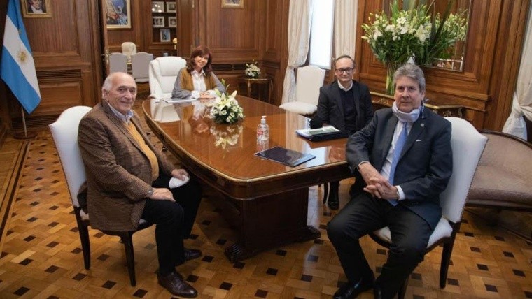 Roberto Domenech (Cepa), la vicepresidenta Cristina Kirchner, Gustavo Idìgoras (Ciara Cec) y José Martins, de la Bolsa de Cereales.