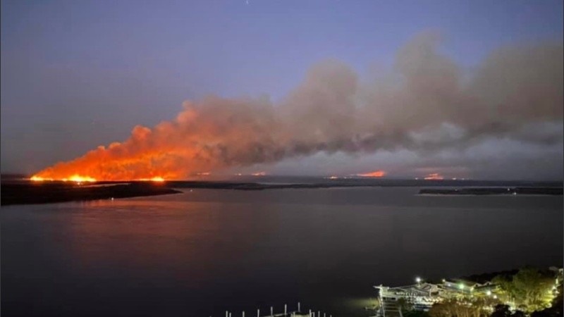Anoche las llamas se veían nítidas desde Rosario. 