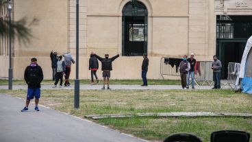 Los aislados en la ex Rural no tienen coronavirus.
