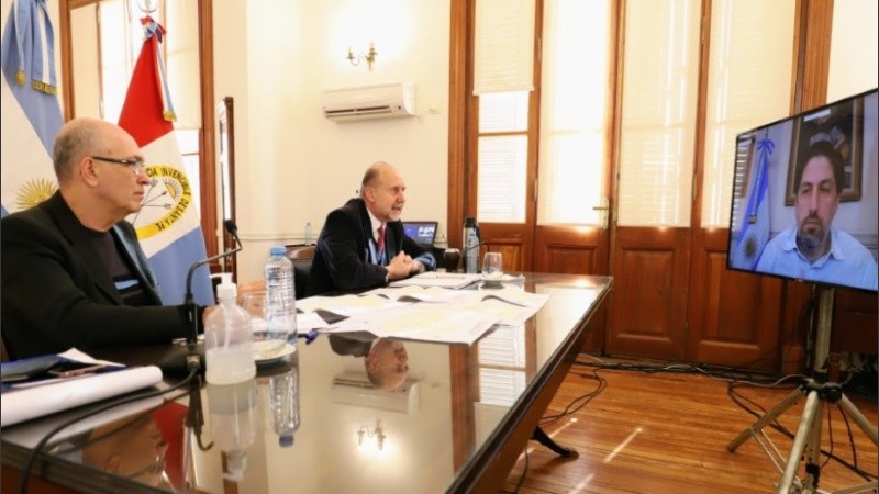 El gobernador Omar Perotti y el secretario de Educación Víctor Debloc, en videoconferencia con el Ministro de Educación de la Nación, Nicolás Trotta.