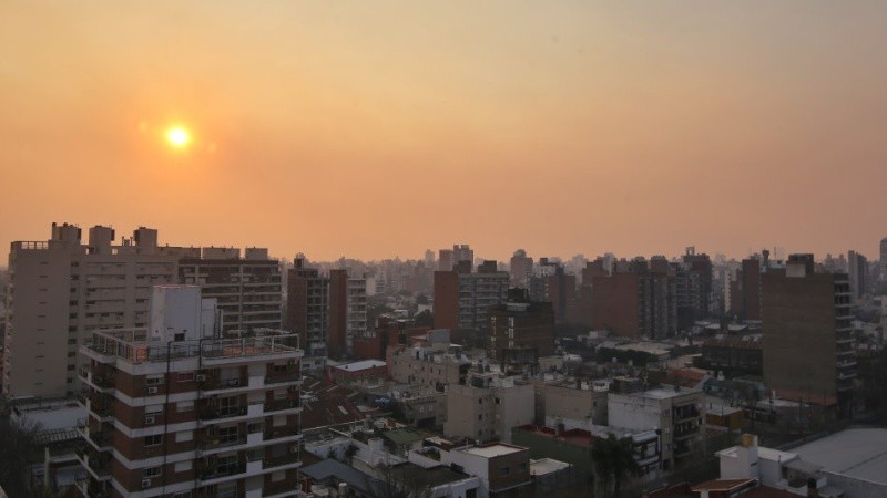 Otro día de sol difuso por el humo en Rosario. 