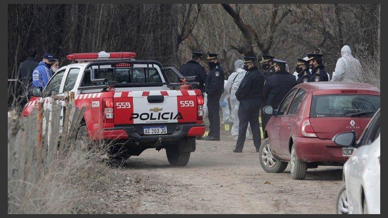 El operativo en el canal de riego donde fue encontrado el cuerpo. 