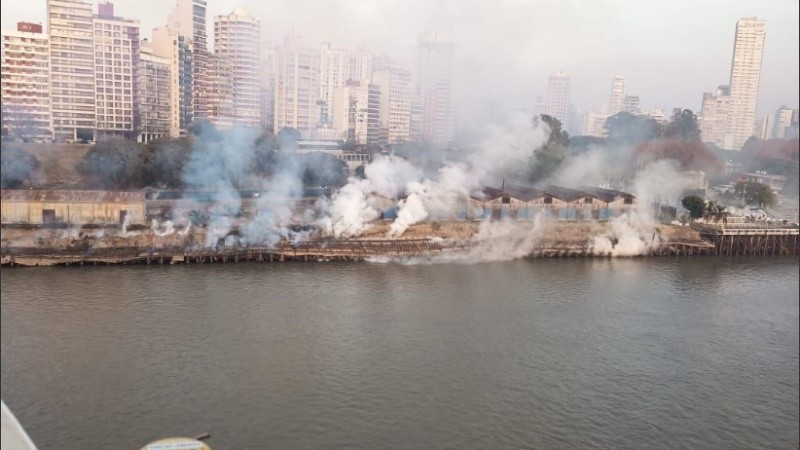 La extensión del fuego y el humo frente al Parque Urquiza.