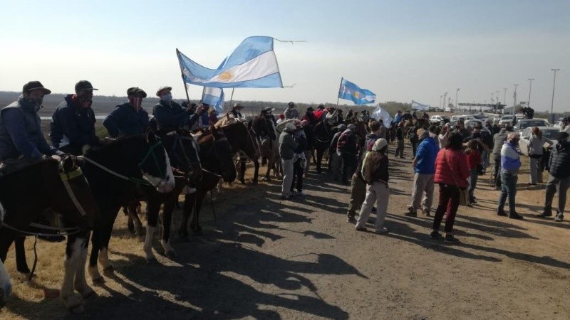 La concentración de isleños este sábado en la ruta. 