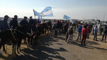 La concentración de isleños este sábado en la ruta.