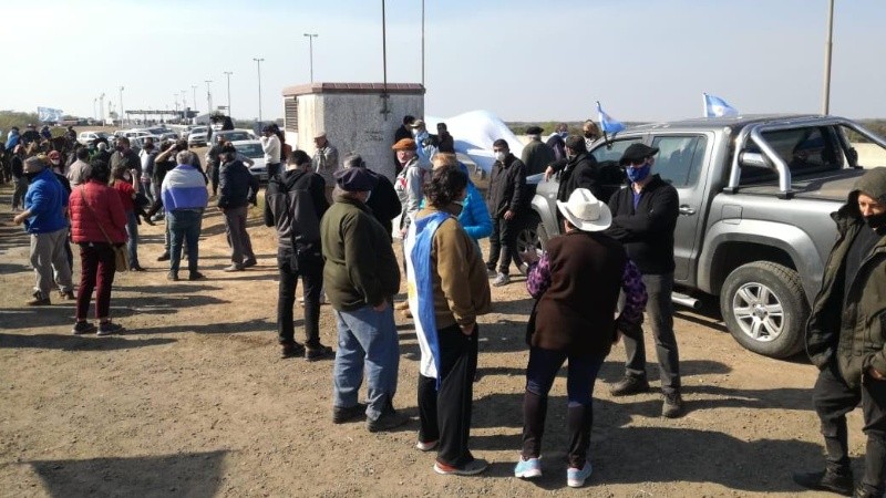 La concentración de isleños este sábado en la ruta. 