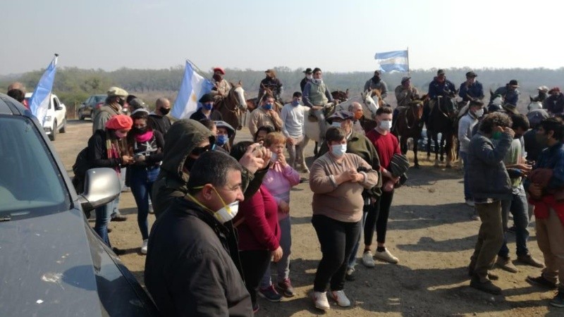 La concentración de isleños este sábado en la ruta. 