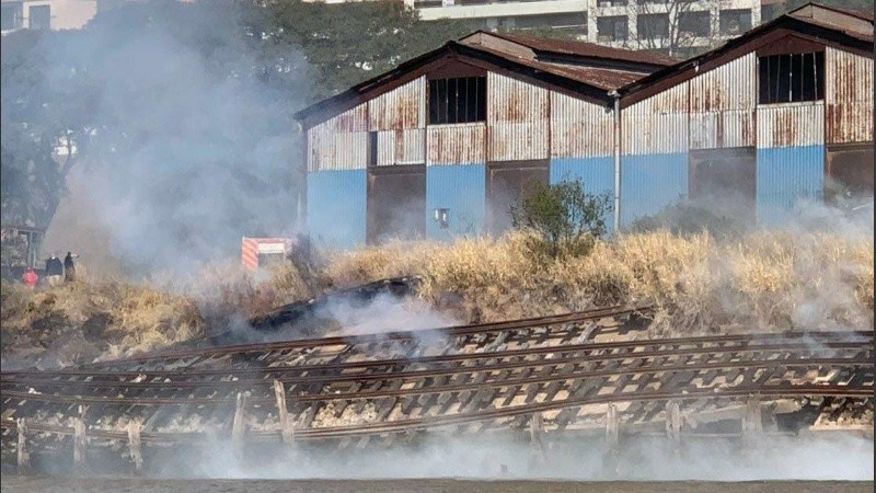 Peligraba la estructura de los galpones sobre la barranca de Rosario. 