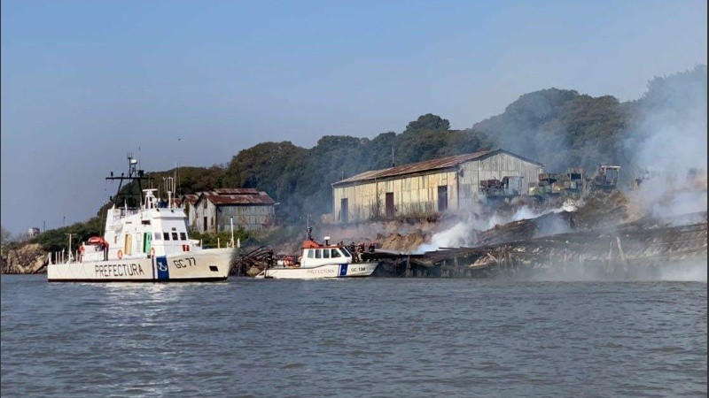 Peligraba la estructura de los galpones sobre la barranca de Rosario. 