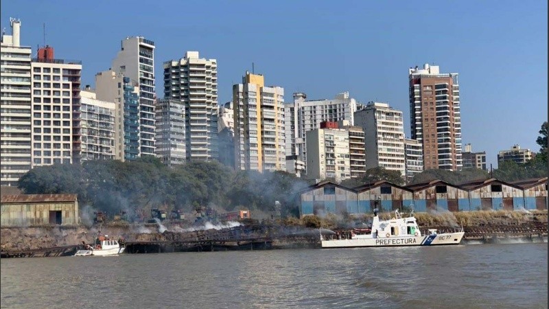 Peligraba la estructura de los galpones sobre la barranca de Rosario. 
