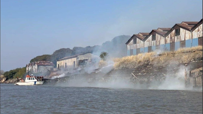 Peligraba la estructura de los galpones sobre la barranca de Rosario.