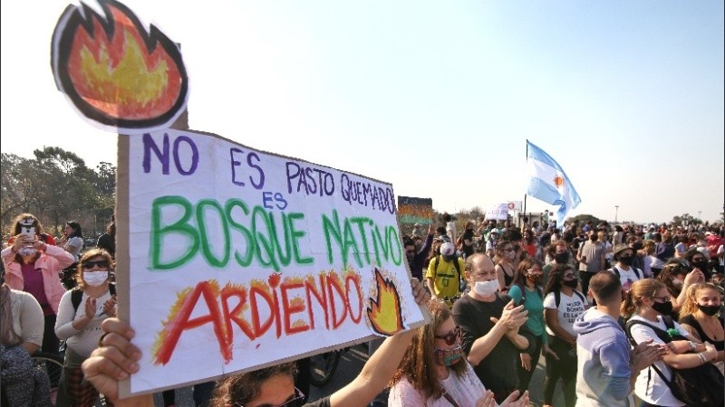 Nutrida protesta contra las quemas en las islas.