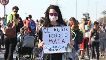 Nutrida protesta contra las quemas en las islas.