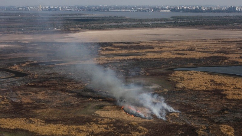 Un pequeño foco activo. La ciudad de Rosario de fondo.