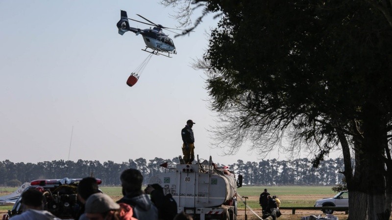 Un helicóptero rumbo a la isla desde el centro de operaciones en Alvear.