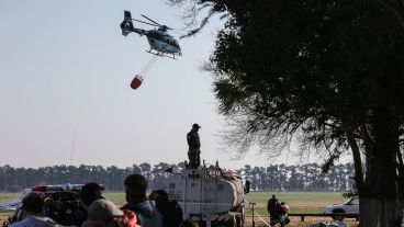 Un helicóptero rumbo a la isla desde el centro de operaciones en Alvear.