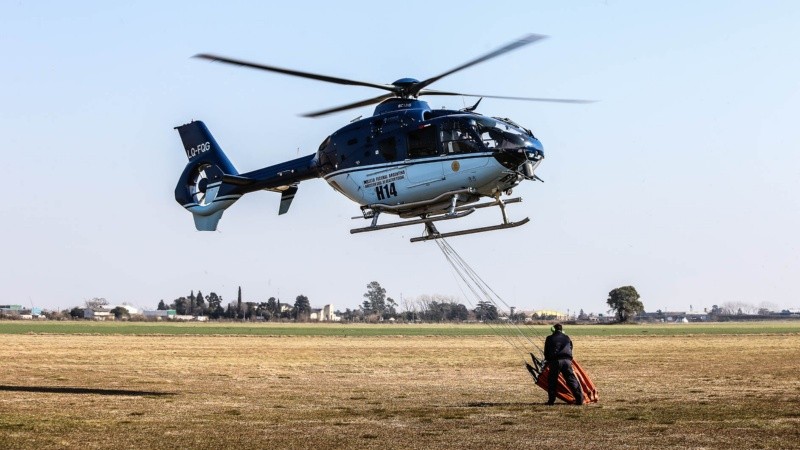 Uno de los helicóperos que trabajan día a día para combatir los incendios.