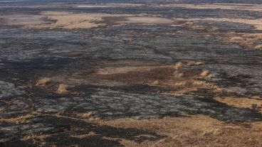 Desde el aire se pueden ver grandes manchones negros producto de los incedios.