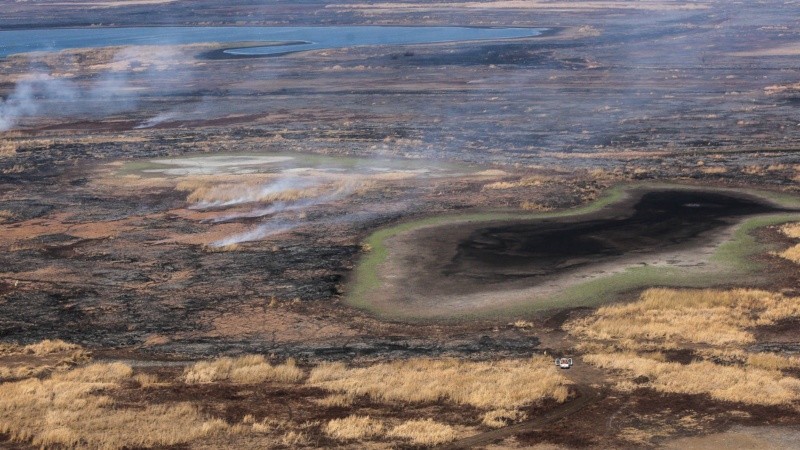 Desde el aire se pueden ver grandes manchones negros producto de los incedios. 