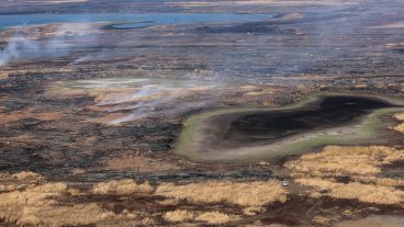 Desde el aire se pueden ver grandes manchones negros producto de los incedios.