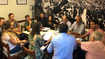 "Instamos al pleno de la Legislatura a responder de manera urgente y clara”, pidieron desde la UCR.