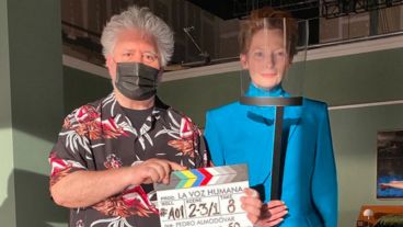 "The Human Voice" cuenta la historia de una mujer desesperada (Swinton), que espera la llamada telefónica de su amante quien la termina de abandonar.