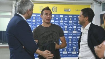 Marco Ruben en diálogo con la directiva tras una conferencia de prensa