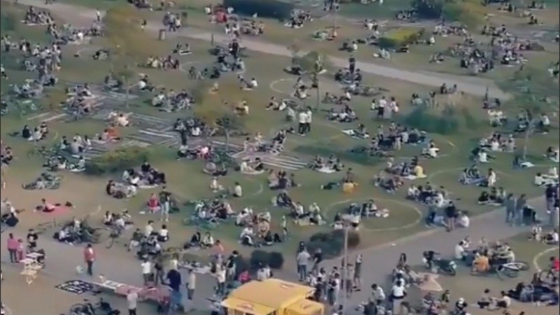 Autoridades sanitarias pidieron respetar las medidas preventivas al aire libre.