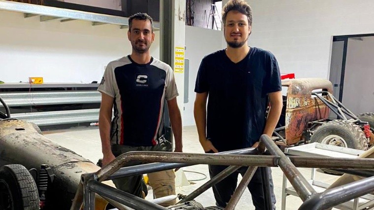 A la derecha Leo Collino, titular de la empresa.