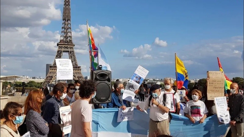 La manifestación se realizó frente a la torre Eiffel.