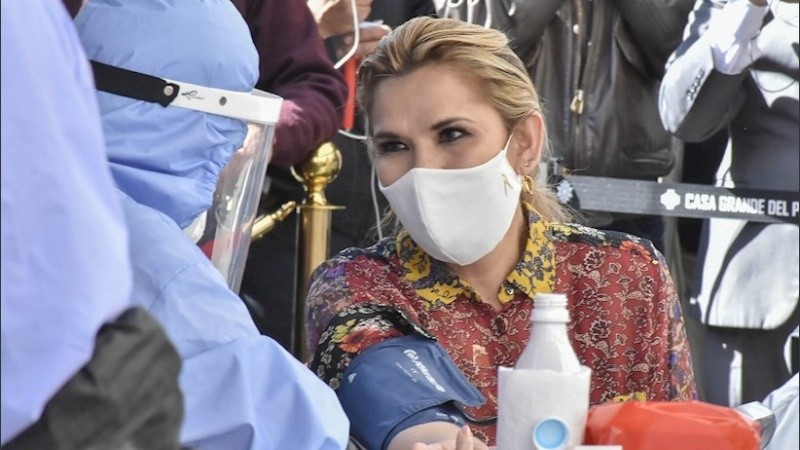 La presidenta interina ya recibió el alta tras superar el covid-19.