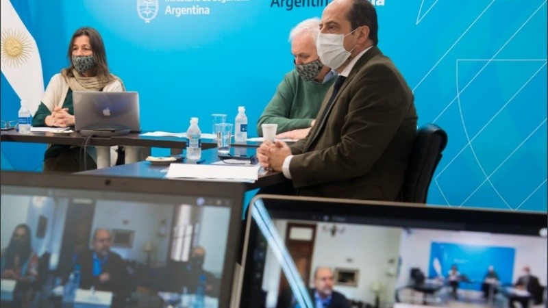 El gobernador Omar Perotti se reunió con la ministra de Seguridad por la quema en las islas