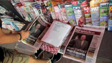 Los diarios españoles reflejaron la partida del Rey Juan Carlos.