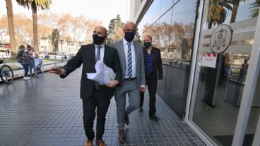 Así entraba Ponce Asahad con su abogado a la audiencia imputativa.