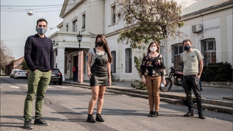 El director del teatro municipal La Comedia, Sebastián D´Addario; la actriz Romina Tamburello; la secretaria de Cultura y Educación de Rosario, Carina Cabo; y el actor Juan Nemirovsky.