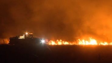 Llamas cerca del barrio Tango, a la salida de la ciudad.