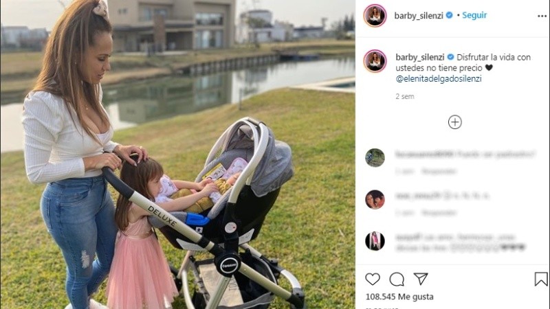 Barby Silenzi se mostró amamantando a sus hijas y arrancó la polémica