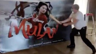 Gerard Lemoine golpe a con un bate el afiche promocional de "Mulan".
