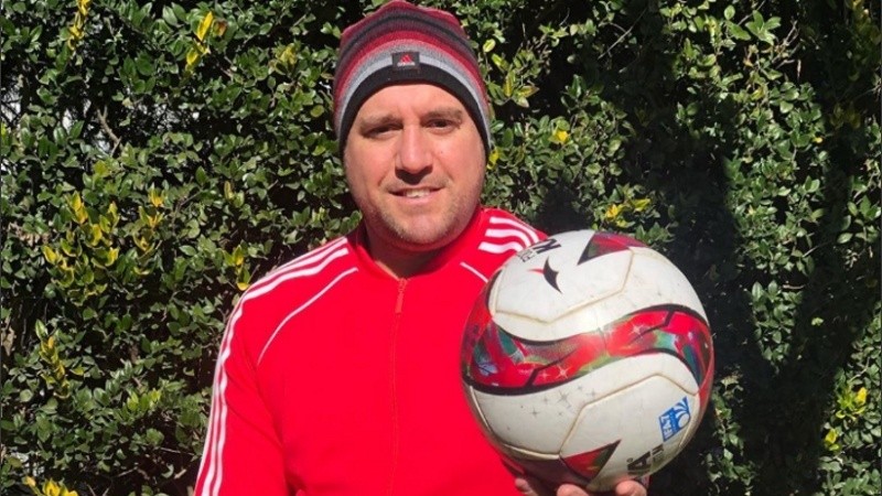 Cobelli tiene 42 años y es director técnico recibido.