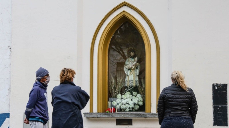 San Cayetano en pandemia: la iglesia de Buenos Aires al 2100 totalmente cerrada este viernes por la mañana. 