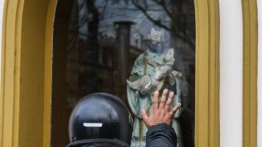 San Cayetano en pandemia: la iglesia de Buenos Aires al 2100 totalmente cerrada este viernes por la mañana.
