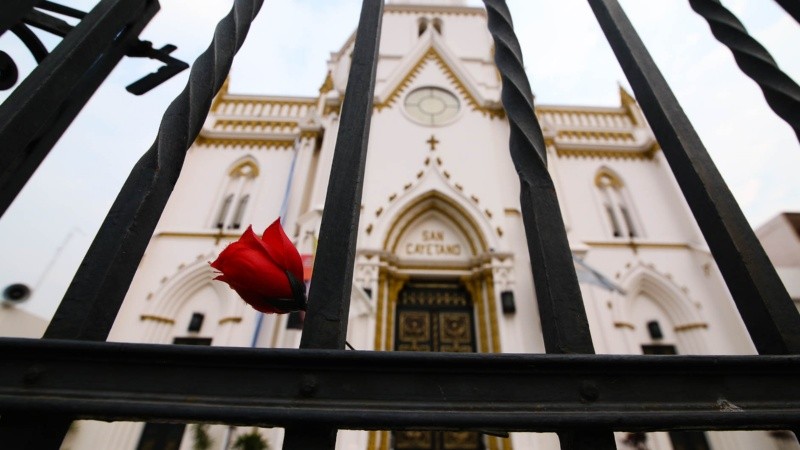 San Cayetano en pandemia: la iglesia de Buenos Aires al 2100 totalmente cerrada este viernes por la mañana. 
